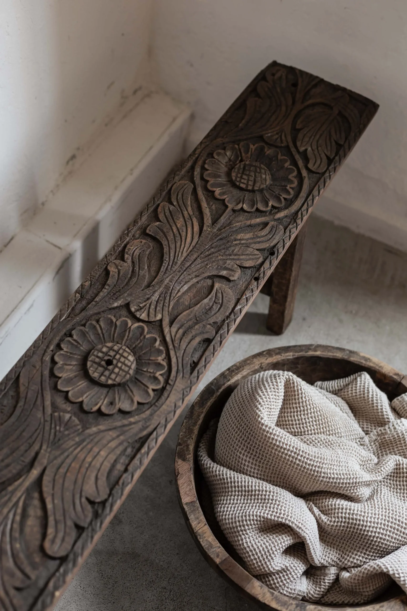 Rustik träbänk av gamla paneler